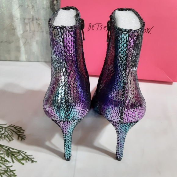 🍀2×45🍀Betsey Johnson Alba Embossed Booties - Picture 5 of 8